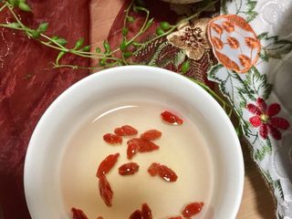 16、简单方便又美味➕蒜蓉粉丝娃娃菜,因为今天口腔溃疡不敢吃辣,所以放弃干辣椒,温水泡了一点枸杞