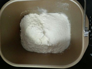 1、悟空快到我碗里来,将除黄油以外的所以材料放入面包机里，揉到面团表面光洁后放入黄油继续揉。