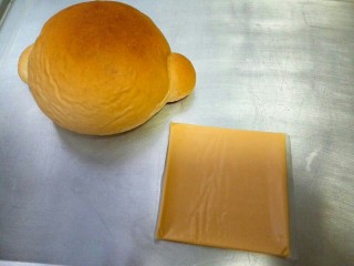 6、悟空快到我碗里来,烤好的面包放凉，在面包表面涂一层沙拉酱 ，耳朵不要涂。