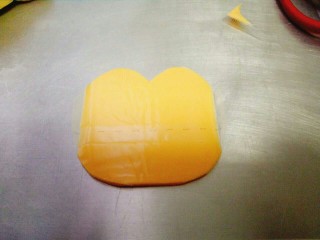 7、悟空快到我碗里来,取一片芝士片用剪刀剪成图片上的形状