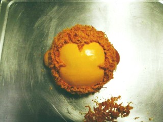 8、悟空快到我碗里来,将芝士片贴在面包上，用肉松做悟空的毛发粘在面包上。