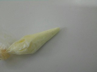 9、悟空快到我碗里来,将适量的沙拉酱装入裱花袋，在裱花袋前端剪一个0.3厘米直径的小口，用沙拉酱画出紧箍咒。