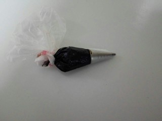 11、悟空快到我碗里来,将巧克力融化后装入裱花袋里，在面包上画出眼睛鼻子和嘴巴。