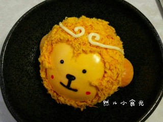 12、悟空快到我碗里来,用筷子沾上红色色素在脸上点上腮红就OK了，这么可爱小盆友都不忍心下口了哈哈……