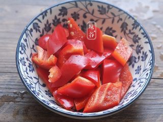 5、芦笋炒虾仁,红椒切小块；