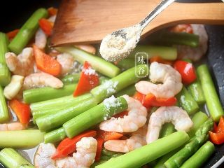 12、芦笋炒虾仁,放入鸡精，加少许水，翻炒几下后盖上盖子煮一分钟左右就行了。