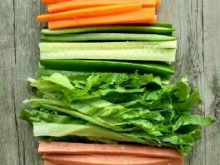 2、土豆海苔卷,把刚刚洗净的材料，分别切成条。