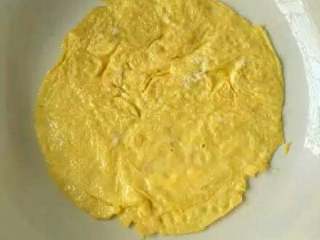 3、土豆海苔卷,鸡蛋摊成蛋皮，注意尽量要完整的我