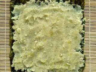 4、土豆海苔卷,把海苔放至竹帘上，把土豆泥均匀抹一次层在海苔上