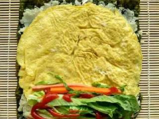 5、土豆海苔卷,在依次放上摊好的蛋皮，切好的蔬菜