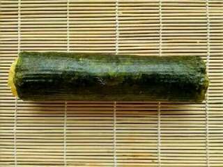 6、土豆海苔卷,从一头慢慢卷起，一定要悄悄卷紧一点