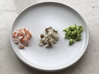 1、幸福满满厚蛋烧（宝宝辅食）,虾，蘑菇，芦笋切碎