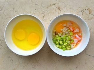2、幸福满满厚蛋烧（宝宝辅食）,三个鸡蛋分2个碗装，一个碗装1个，一个碗装2个。将需要包进去的材料放入1个鸡蛋的碗里。