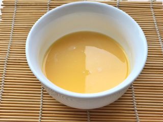 5、幸福满满厚蛋烧（宝宝辅食）,过滤完的蛋液非常的细腻