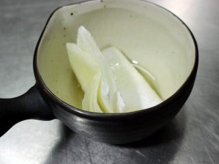 6、幸福满满厚蛋烧（宝宝辅食）,在旁边准备一小碗油，叠一张厨房纸扔进去，之后用筷子夹着这张厨房纸刷油就好。漂白剂什么的都是多余的担心，实在不愿意你就买把小刷子来刷油就行。为了让油在锅底均匀分布，不能直接倒油下锅。