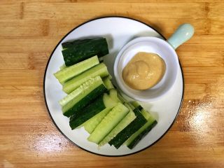 3、超满足便当（13）,黄瓜切成条状