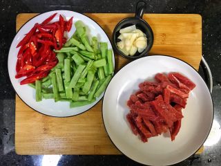 5、超满足便当（13）,辣椒切圈 四季豆用手撅成小块 牛肉切成牛柳 蒜切片