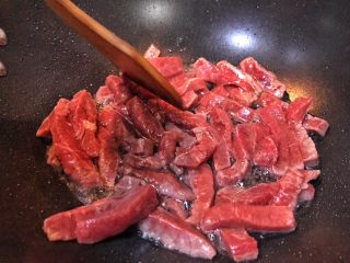 7、超满足便当（13）,五成油热 倒入牛柳翻炒
