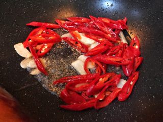 11、超满足便当（13）,蒜爆出香味 加入辣椒翻炒