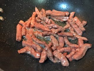 9、超满足便当（13）,等到看着表面全部变色即可盛出 油就留在锅里