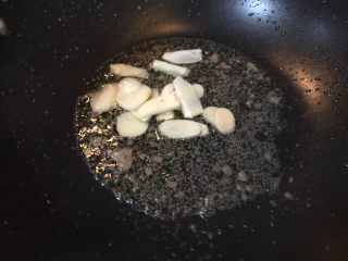 10、超满足便当（13）,炒过牛肉的油 就不放油了 加入蒜片