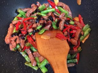 16、超满足便当（13）,加少许耗油（这里我让包子试了一下味道 他说淡了 我才加的 因为牛排是腌制过的 怕加了会咸 大家根据需要来就好了）