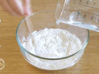3、9m+宝宝疙瘩汤（宝宝辅食）,然后，面粉倒入碗中加少量的水~