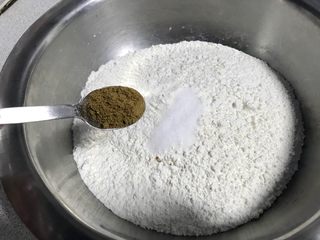 2、炸面团子,加入五香粉5克。