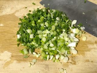 3、炸面团子,葱切葱细末。