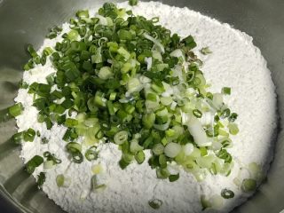 4、炸面团子,直接加入面粉里。
