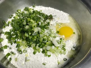 5、炸面团子,同时磕入一粒鸡蛋。