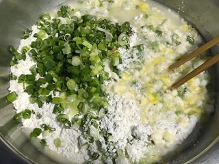 6、炸面团子,分次加入水，一边加一边搅拌。