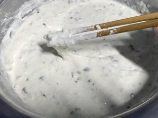 8、炸面团子,面糊状态粘稠，自发面粉自带发酵粉，静至30分钟，待它发酵。