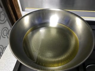 10、炸面团子,锅里热油，油没有气泡了油温大概在170度左右，开始炸面团。