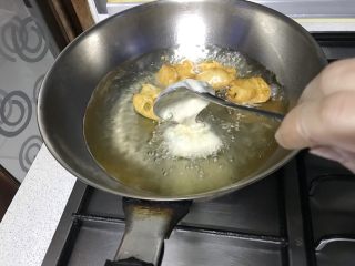 12、炸面团子,将面糊一股脑的在同一个位置，不要移动勺子，倒入油锅里。