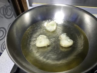 13、炸面团子,它自然成球，并迅速膨胀。