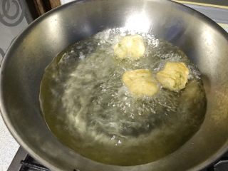 14、炸面团子,翻滚面团子。