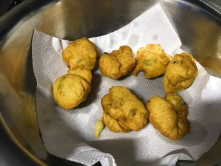 16、炸面团子,闻到香味了吗？移到盆子里，吸去多余油份。