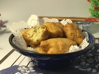 17、炸面团子,咬它一大口，松软口感，五香加葱香，满足感油然而生。