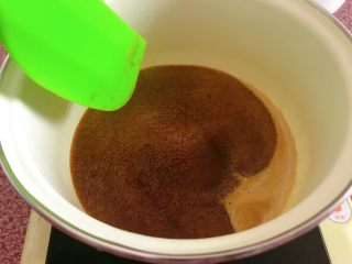 4、黑糖珍珠奶盖奶茶,煮沸。