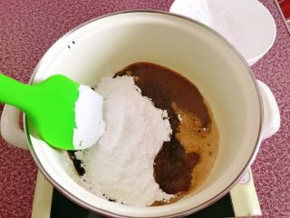 5、黑糖珍珠奶盖奶茶,关火，迅速加入木薯粉。