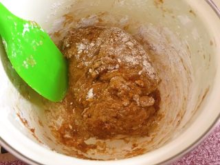 6、黑糖珍珠奶盖奶茶,迅速拌匀，很快就拌不动啦。