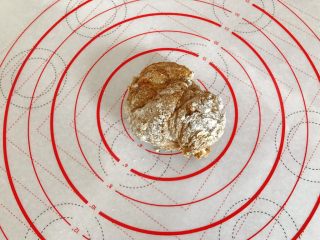 7、黑糖珍珠奶盖奶茶,拿出放在板上。