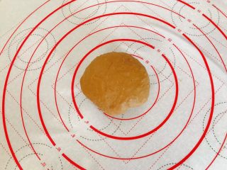 8、黑糖珍珠奶盖奶茶,揉至均匀。