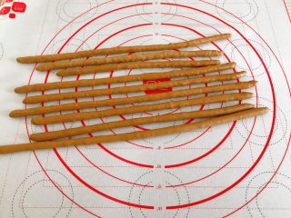 9、黑糖珍珠奶盖奶茶,搓成小长条。