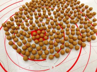 11、黑糖珍珠奶盖奶茶,依次全部搓成小圆子。