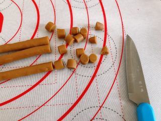 10、黑糖珍珠奶盖奶茶,切小粒。