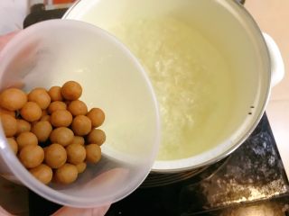 12、黑糖珍珠奶盖奶茶,锅中煮开水，放入适量小圆子。