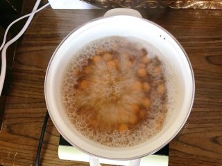 13、黑糖珍珠奶盖奶茶,煮开后转中火至煮熟。