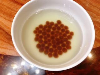 14、黑糖珍珠奶盖奶茶,煮熟暂捞出至冷水中。